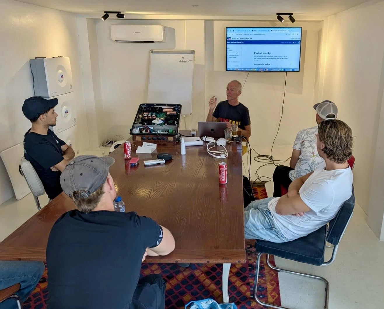 De nieuwe monteurs van Zonnefabriek krijgen training over batterij systemen