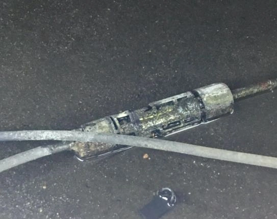 Een connector die heel lang in water heeft gelegen en behoorlijk is aangetast