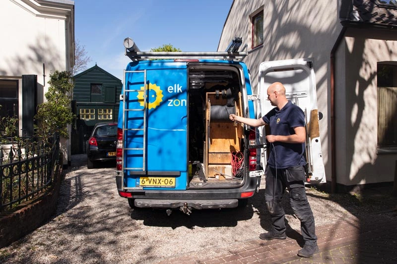 Zonnefabriek bus op installatiedag zonnepanelen 