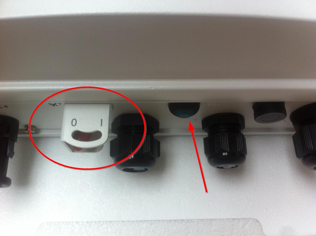 Onderkant Solaredge omvormer met pijlen